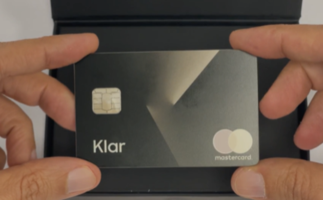 klar platino tarjeta metálica